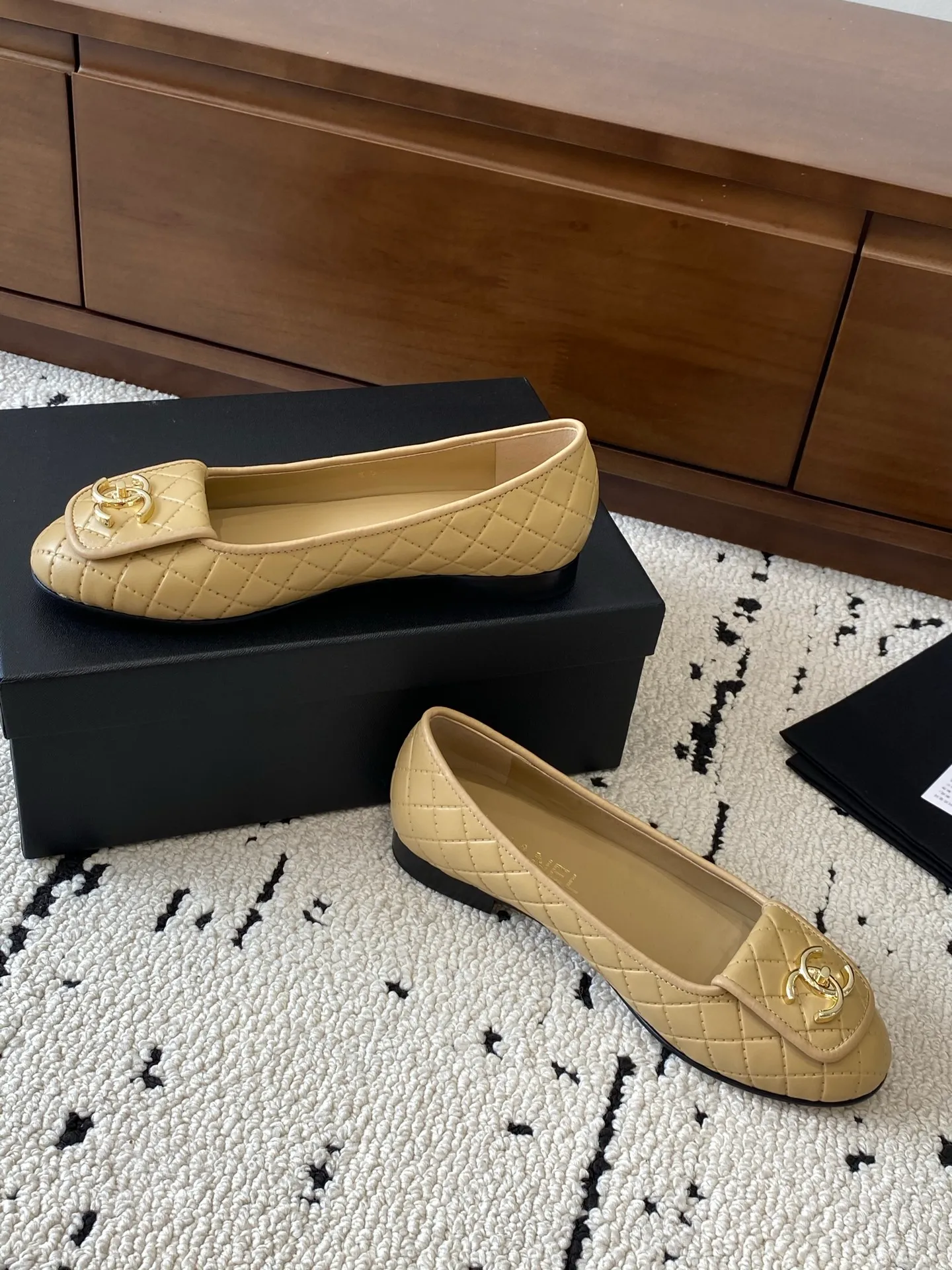 👟👟Ex-factory price 580👟👟 🍀CHANEL2025 new autumn and winter style, Mary Jane leather Chanel Xiaoxiang C home flat shoes Comfortable Mary Jane shoes Catwalk haute couture customization, simple yet sweet and playful Solid color fabric is refreshing and easy to wear Buckle design shoes are more heeling Upper: Customized sheepskin Inner foot pad: sheepskin Sole: Italian genuine leather sole Code number: 35-40 (40 customized items are non-refundable) 👉 👉